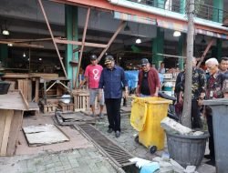 Bupati Karimun Gotong Royong Membersihkan Pasar Puan Maimun Menjelang Kedatangan Presiden RI