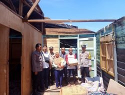 Polsek Moro Polres Karimun Berikan Bantuan Terhadap Korban Angin Puting Beliung