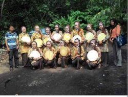 PT Timah Tbk Serahkan Bantuan ke Sanggar Seni Gema Budaya Setunak