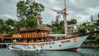 Pinisi Kenzo Jadi Daya Tarik Baru di Danau Toba