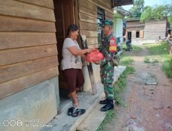 Melalui Babinsa, Kodim 0317/TBK Serahkan Sembako ke Korban Banjir
