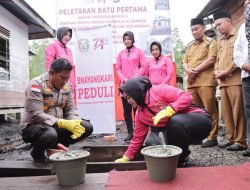 Kapolres Dan Ketua Bhayangkari Meranti Lakukan Peletakan Batu Pertama Pembangunan MCK Serta Renovasi Musholla Al Barkah