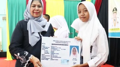 Dewi Ansar Serahkan KTP-EI Kepada Siswa-Siswi SMA N 1 Toapaya, Bintan