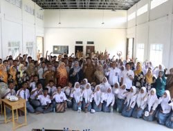 Dewi Ansar Serahkan Akta Notaris Koperasi Sekolah ke SMK N 1 Gunung Kijang