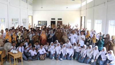 Dewi Ansar Serahkan Akta Notaris Koperasi Sekolah ke SMK N 1 Gunung Kijang