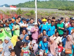 Ansar Bersama Masyarakat Setokok,Kota Batam Tanam Mangrove di Kawasan Magrove Presiden