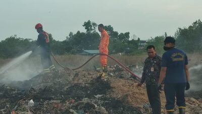 Lurah Sei Binti Gerak Cepat Bantu Padamkan Api di Lahan Warga