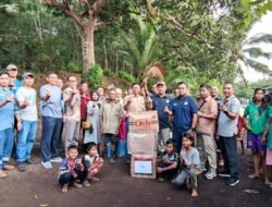 Karyawan PT Timah Tbk Serahkan Donasi Pakaian Bagi Masyarakat di Kundur