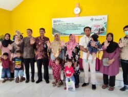 PT Timah Tbk Serahkan Puluhan Paket Makanan Tambahan ke Masyarakat Desa Gemuruh