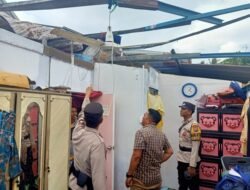 Polsek Moro Bantu Korban Terkena Angin Puting Beliung