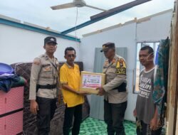 Polsek Moro Memberikan Bantuan Sembako Kepada Warga Terkena Angin Puting Beliung