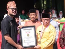 Rayakan HUT Ke 20, Kabupaten Lingga Pecahkan Rekor Muri Pemakaian Tudung Manto