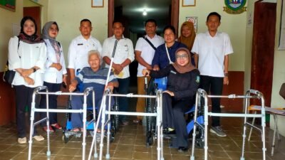 Dinsos Lingga Bagikan Alat Bantu Kepada Penyandang Disabilitas