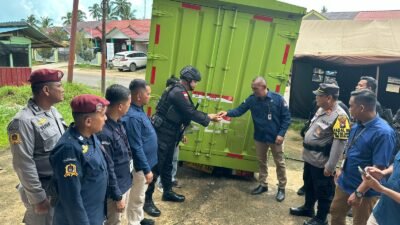 Polres Lingga Lakukan Pengawalan Ketat Kedatangan Pendistribusian Logistik Tahap II Pemilu 2024
