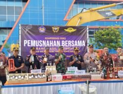 Kanwilsus Kepri Dan KPPBC TMP B Karimun Musnahkan Jutaan Batang Rokok Dan Ribuan Botol Miras