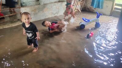 Curah Hujan Tinggi Akibatkan 2 Rumah Warga Kamp. Boyan Desa Batu Berdaun Tergenang Banjir