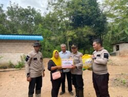 Polsek Moro Serahkan Bansos Kepada Korban Banjir