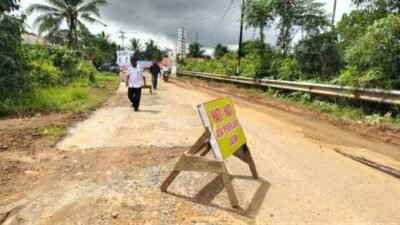 Jalan Rusak Akibat Truk Dari Kedua PT Di Kec. Singkep Barat Mulai Diperbaiki