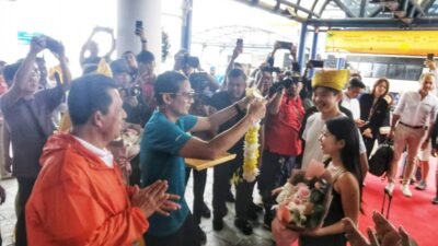 Ansar bersama Sandiaga Uno Sambut Wisman Pertama Kepri 2024