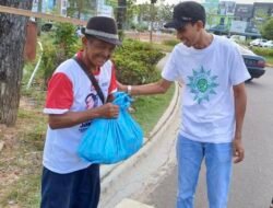 Taburkan Kebaikan di Bulan Suci Ramadhan, Pemuda Muhammadiyah Batam Bagikan Puluhan Paket Sembako