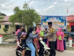 Wujud Kepedulian, Polsek Moro Bersama Bhayangkari Membagi Takjil Bagi Masyarakat Membutuhkan