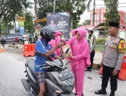 Jelang Berbuka Puasa, Polres Karimun Bersama Bhayangkari Cabang Karimun Bagi-Bagi Takjil Gratis