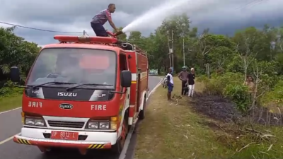 Kebakaran di Pinggir Jalan Kota Dabo Hebohkan Warga