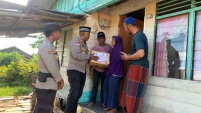 Jumat Berkah, Kapolsek Moro Berikan Bantuan Sembako Kepada Ibu Kasmah
