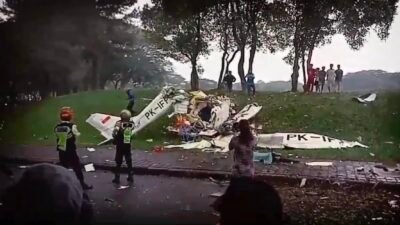 Breaking News: Pesawat jatuh di Lapangan Sunburst BSD Tangerang, Ada Korban