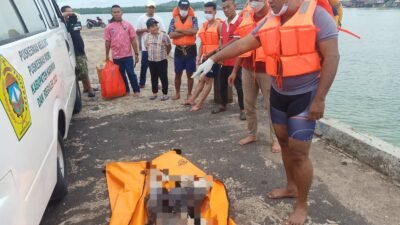 Kapolsek Moro dan Personel Terjang Ganasnya Ombak Saat Evakuasi Penemuan Mayat