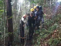 BreakingNews!! BPBD Lingga Evakuasi 1 WNA Asal Malaysia yang Terjebak di Gunung Daik Lingga