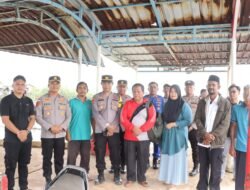 Kapolres Karimun Berikan Bantuan Kapolda Kepri Kepada Korban Angin Puting Beliung di Desa Lebuh Belat