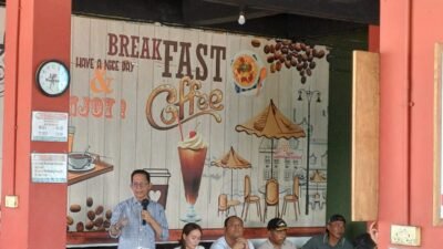 Menjangkau Yang Tak Terjangkau, Amsakar-Li Claudia Ngopi Bareng Tokoh Masyarakat Sagulung