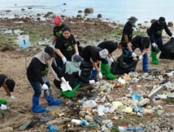 Rayakan HLH, PLN Batam Gelar Aksi Bersih Pantai Tanjung Uma