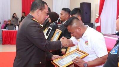 Ketua Melayu Raya Lingga Terima Penghargaan Partisipasi Bedah Rumah dari Kapolda Kepri