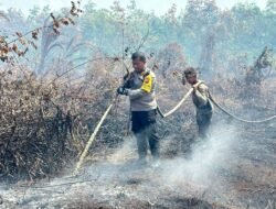 Tim Gabungan Masih Berjibaku Lakukan Pendinginan Karhutla di Desa Tanjung Kedabu