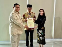 Kunjungan Ke Batam, Prabowo Serahkan SK Dukungan Gerindra Untuk Amsakar-Li Claudia 