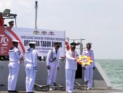 Sambut Hari Kemerdekaan RI ke-79, Lanal Karimun Gelar Tabur Bunga di Laut