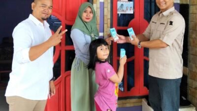 Jalankan Program Prabowo, Banyu Ari Nopianto Bagikan Susu Gratis di Wilayah Sagulung