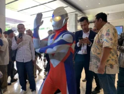 Aksi Nyentrik Jamaludin Malik: Hadir dengan Kostum Ultraman di Pelantikan DPR RI