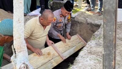 Sambang Duka, Kompol Andi Sutrisno Waka Polres Lingga Bantu Prosesi Pemakaman Jenazah