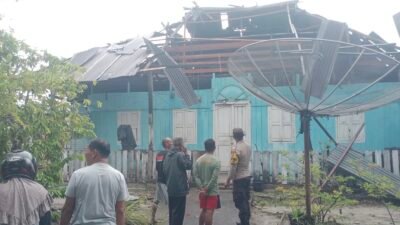 Atap Rumah Warga di Tepekong Dabo Terbang Diterjang Angin Kencang