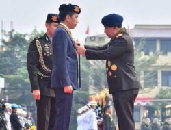 Jokowi Terima Medali Kehormatan Loka Praja Samrakshana dari Polri