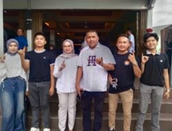 Pilkada Karimun, Rocky Maciano Baowle Datang ke TPS Bersama Keluarga Tercinta