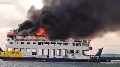 Kapal Roro KMP Mulia Nusantara Terbakar di Pelabuhan Telaga Punggur, Evakuasi Masih Berlangsung