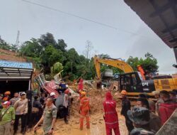 Ucapkan Belasungkawa Untuk Korban, Iman Sutiawan Tinjau langsung Lokasi Longsor di Tiban