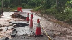 Jalan Utama Desa Persiapan Kebun Nyiur Menuju Kota Dabo Singkep Terancam Putus Akibat Abrasi