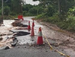 Jalan Utama Desa Persiapan Kebun Nyiur Menuju Kota Dabo Singkep Terancam Putus Akibat Abrasi