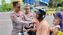 Polres Bintan Bagikan Helm Gratis untuk Tingkatkan Keselamatan Berkendara