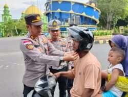 Polres Bintan Bagikan Helm Gratis untuk Tingkatkan Keselamatan Berkendara